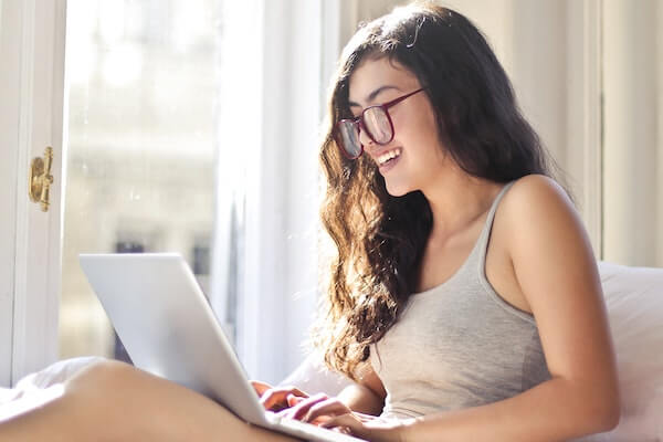 femme devant ordinateur