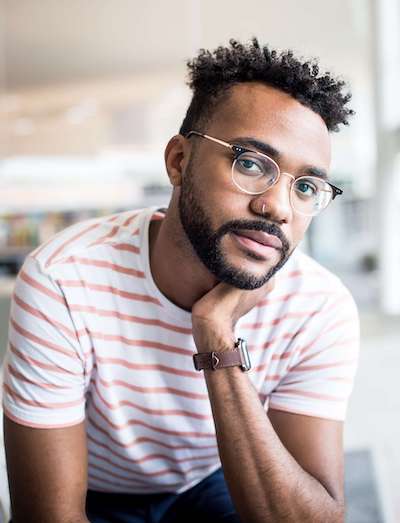 homme avec style geek