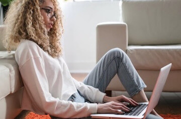 femme devant ordi