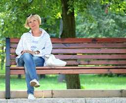 cinquantenaire sur banc